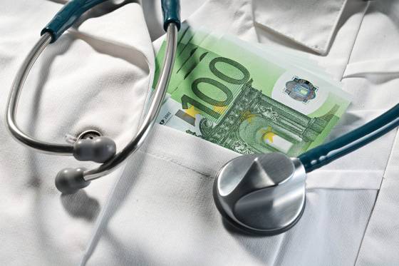 Foto: Stethoskop und Hunderteuroscheine