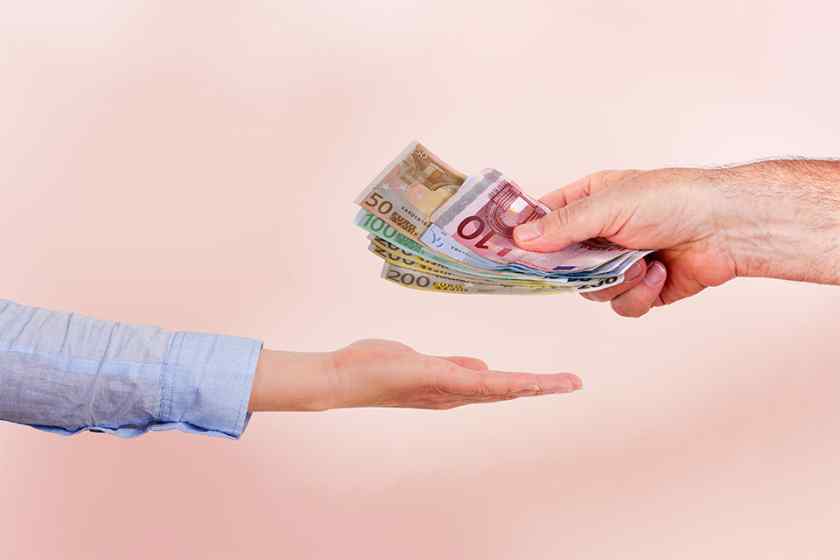 Foto: Hand mit Geldscheinen