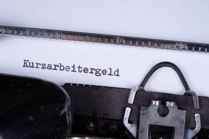 Foto: Schreibmaschine mit Aufschrift Kurzarbeitergeld